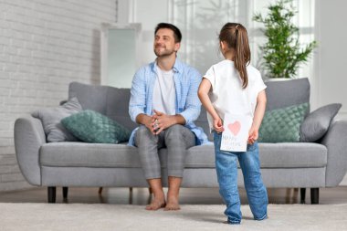 Kızı babasını tebrik ediyor ve ona kartpostal yolluyor..