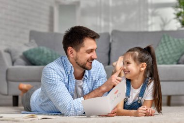 Babalar Günü. Kızım babasına bir tebrik kartı veriyor.