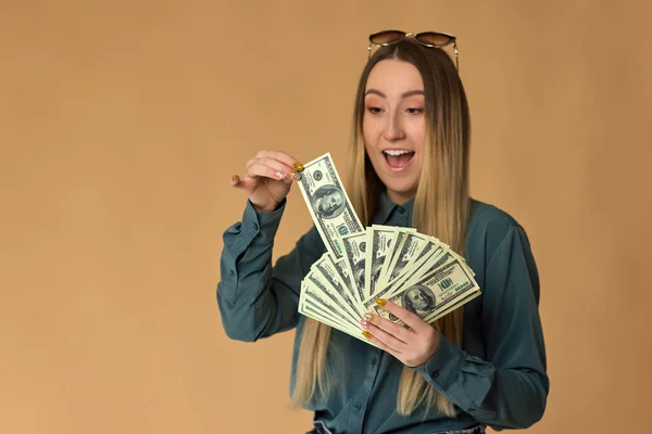 Woman holds cash money in dollar banknotes — Stock Photo, Image