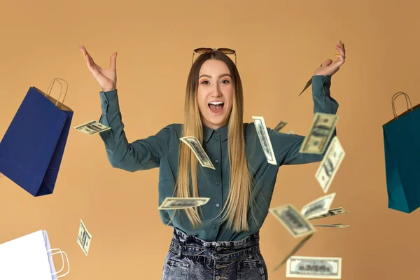 Mujer tiene dinero en efectivo bajo la lluvia dólares. — Foto de Stock