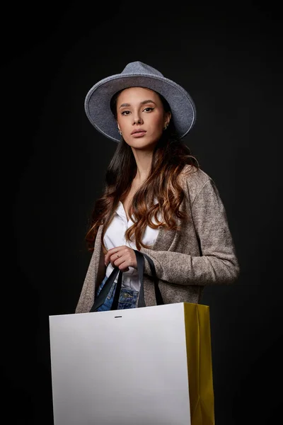 Mujer de moda en gafas de sol sosteniendo bolsas de compras —  Fotos de Stock