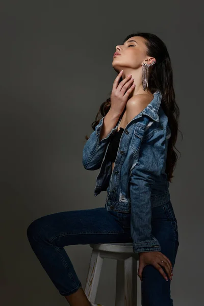 Schöne modische junge Frau in Jeans posiert — Stockfoto