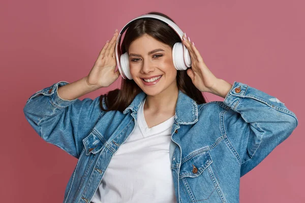 Bela mulher em fones de ouvido ouvindo música — Fotografia de Stock