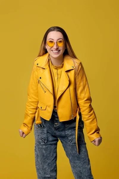 Mujer feliz gritando sobre fondo amarillo. Emociones humanas — Foto de Stock