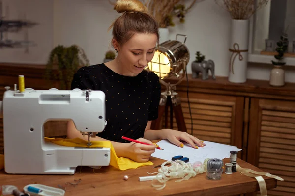 Linda jovem costureira trabalhando na máquina de costura — Fotografia de Stock