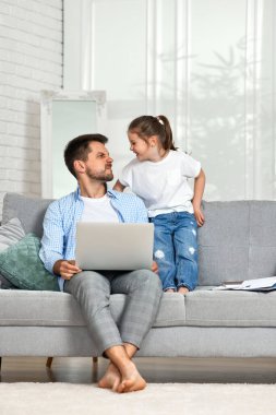 Çocuk ve baba birbirlerine bağırıyorlar çünkü kız babalarının işine karışıyor.