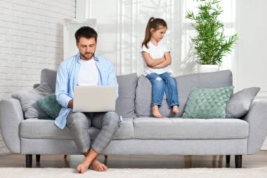 Çalışırken küçük kızı ve babasını gücendirmiş.
