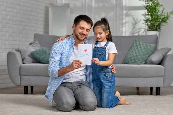 Babalar Günü. Kızım babasına bir tebrik kartı veriyor.