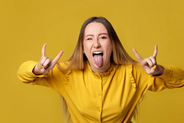 Joven mujer mostrando rock and roll gesto de la mano — Foto de Stock