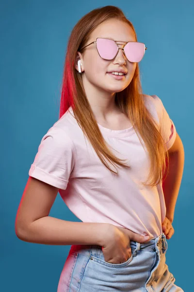 Adolescente con pelo rojo en gafas de sol de color rosa — Foto de Stock