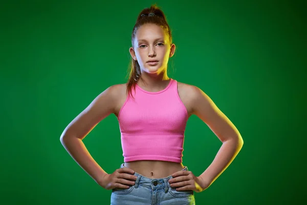 Fashion roodharige meisje tiener in t-shirt en jeans — Stockfoto