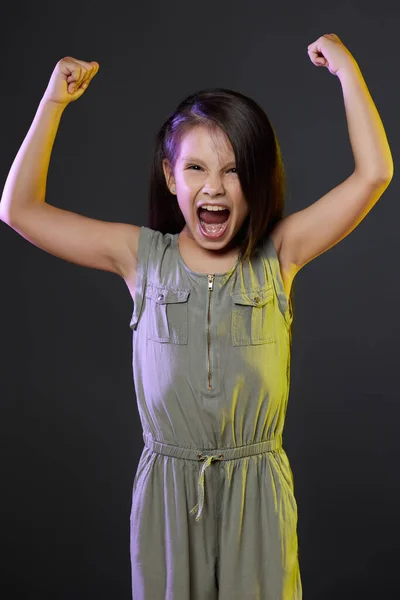 Słodkie małe dziecko dziewczyna pokazując gest zwycięstwa — Zdjęcie stockowe