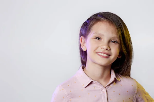 Retrato de bonito sorrindo menina criança — Fotografia de Stock