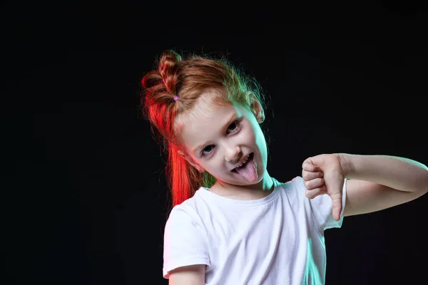 Mała dziewczynka pokazując kciuki w dół gest — Zdjęcie stockowe