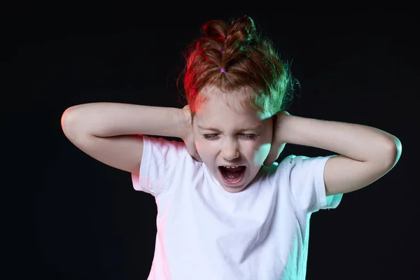 Rossa bambina urla su sfondo nero. — Foto Stock