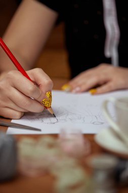 Bir kalem çizimi ile moda tasarımcısı çizimleri