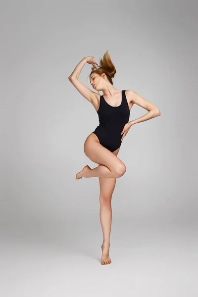 Gyönyörű karcsú nő tökéletes test fekete testruha — Stock Fotó