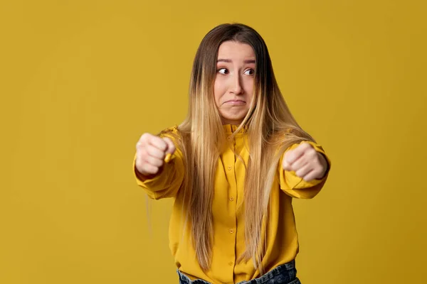 Ragazza bionda che finge di guidare una macchina — Foto Stock