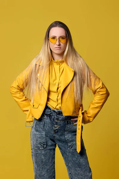 Mujer rubia de moda en gafas de sol y chaqueta de cuero — Foto de Stock