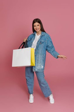 Alışveriş torbaları taşıyan güzel bir kadın.