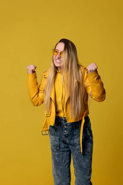 Mujer feliz gritando sobre fondo amarillo. Emociones humanas — Foto de Stock