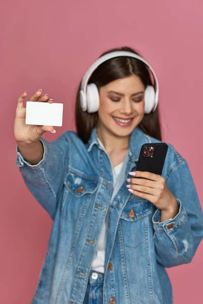 Mujer hermosa feliz en auriculares escuchando música — Foto de Stock