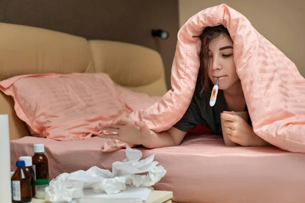 Hasta kızın evde öksüren grip belirtileri var. — Stok fotoğraf