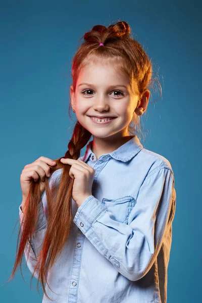 Bambina con lunghi capelli rossi con treccia creativa acconciatura — Foto Stock