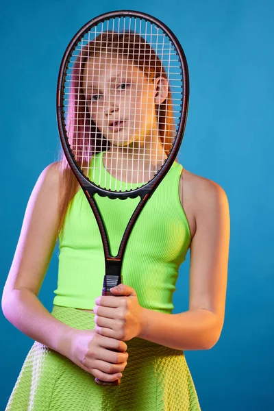 Menina adolescente com raquete em sporswear e chapéu — Fotografia de Stock