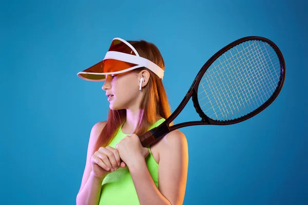 Menina adolescente com raquete em sporswear e chapéu — Fotografia de Stock