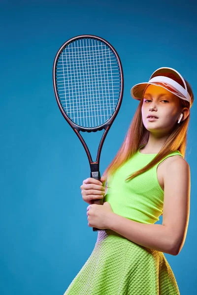 Dziewczyna nastolatek z rakieta w sportowy odzież i kapelusz — Zdjęcie stockowe