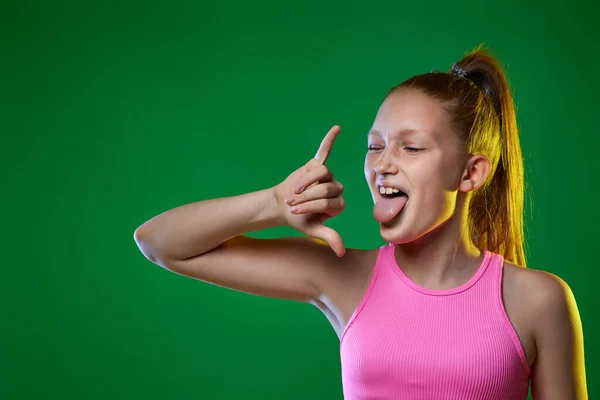 Tiener meisje schreeuwen doen rock symbool met handen omhoog — Stockfoto