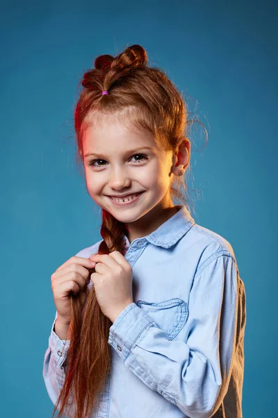 Bambina con lunghi capelli rossi con treccia creativa acconciatura — Foto Stock