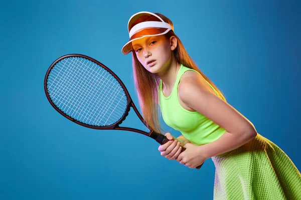 Menina adolescente com raquete em sporswear e chapéu — Fotografia de Stock