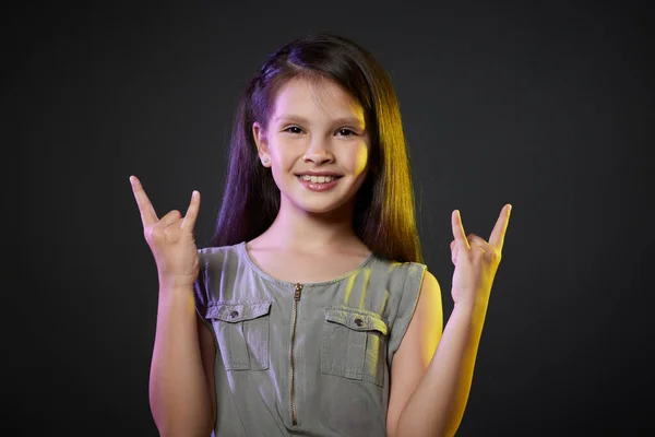 Bambino ragazza con espressione pazza facendo rock simbolo — Foto Stock