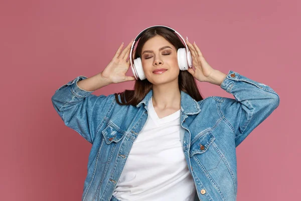 Schöne Frau mit Kopfhörer, die Musik hört — Stockfoto