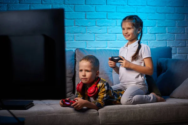 Niños jugando videojuegos con consola de juegos — Foto de Stock