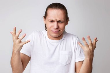 Bir televizyon hayranının duyguları. Çığlıklar, nefret, öfke.