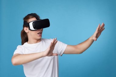 Genç adam sanal gerçeklik kulaklığı kullanıyor. VR aygıtları