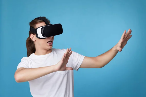 Młody człowiek korzystający z zestawu słuchawkowego wirtualnej rzeczywistości. Gadżety VR — Zdjęcie stockowe