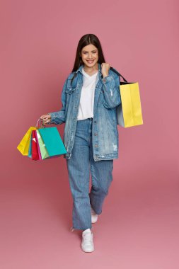 Alışveriş torbaları taşıyan güzel bir kadın.