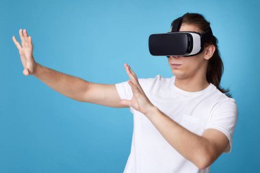 Genç adam sanal gerçeklik kulaklığı kullanıyor. aygıtlar