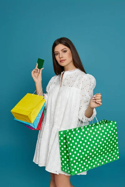 Γυναίκα που κρατά τσάντες για ψώνια, πιστωτική κάρτα τράπεζας — Φωτογραφία Αρχείου