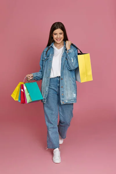 Hermosa mujer sosteniendo bolsas de compras con compras —  Fotos de Stock