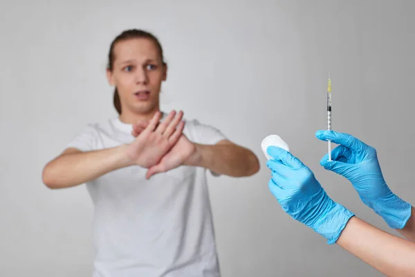 Hombre aterrador durante la vacunación contra el coronavirus, inmunización con covid-19. —  Fotos de Stock