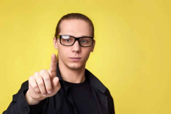 Ung man i glasögon vidrör virtuell skärm — Stockfoto