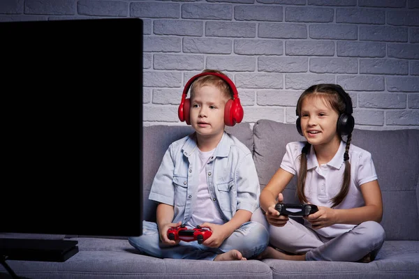 Niños jugando videojuegos con consola de juegos — Foto de Stock