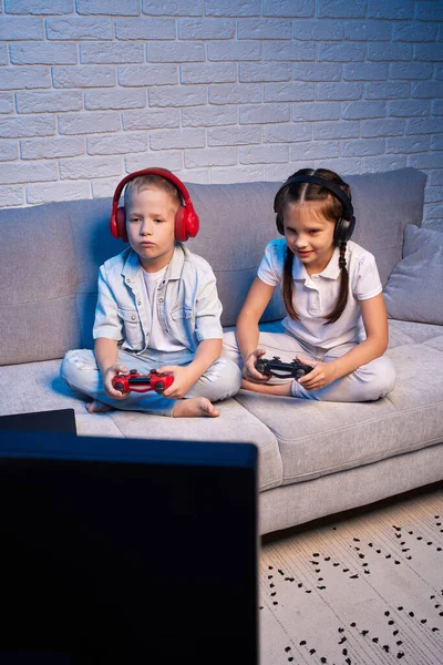 Barn som spelar tv-spel med spelkonsol — Stockfoto