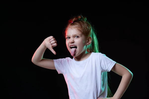 Bambina che mostra i pollici verso il basso gesto — Foto Stock