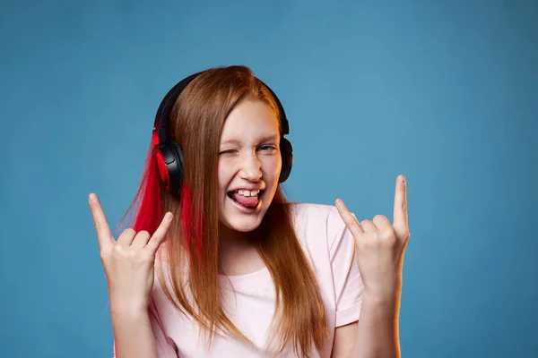 Roztomilé teenager dívka s červenými vlasy v bezdrátových sluchátkách — Stock fotografie